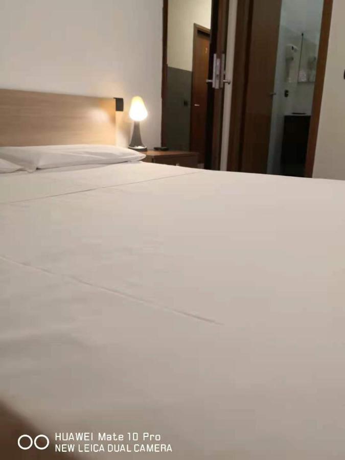 New Family Inn เปโร ภายนอก รูปภาพ